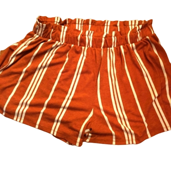 Rue 21 Plus Women's 3X Paper bag Shorts W/ Belt - Picture 3 of 4